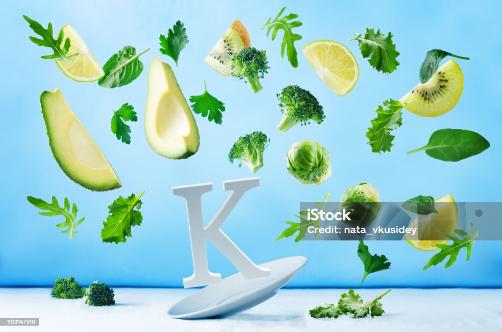 Alimenti volanti ricchi di vitamina k. Verdure verdi - Foto stock royalty-free di Vitamina