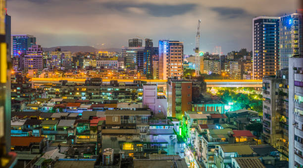 混雑させた都市夜ネオン静かなアパートメント パノラマ台北台湾 - window office building taipei built structure ストックフォトと画像