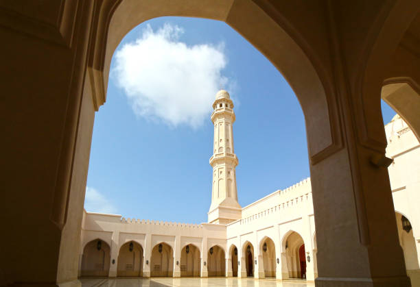 Mosquée du Sultan Qaboos à Oman Salalah ville. Magnifique patio à ciel ouvert, ciel bleu - Photo