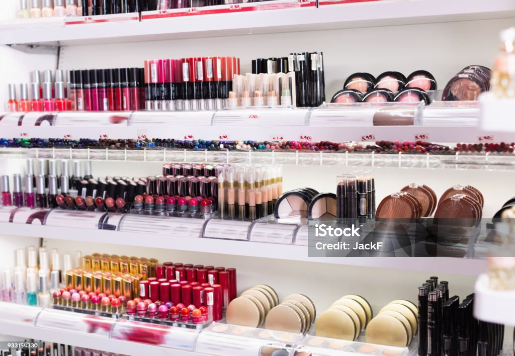 Vielfalt des Sortiments der modernen Kosmetik Shop - Lizenzfrei Make-Up Stock-Foto