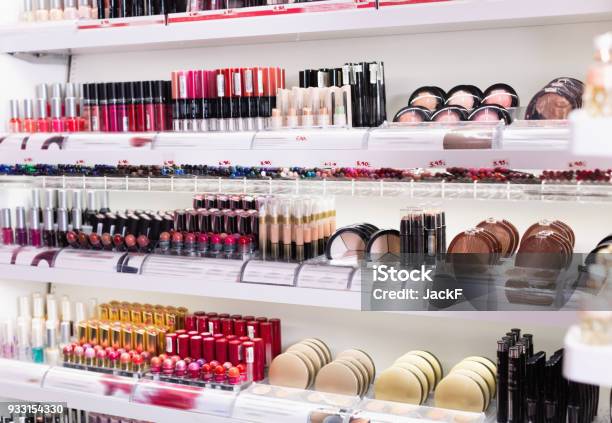 Vielfalt Des Sortiments Der Modernen Kosmetik Shop Stockfoto und mehr Bilder von Make-Up - Make-Up, Geschäft, Einkaufen