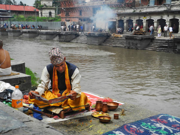 hinduski ksiądz w ciepcie religijnej czytania w świątyni pashupatinath katmandu - cleric traditional culture spirituality religion zdjęcia i obrazy z banku zdjęć