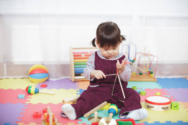 baby girl giocare triangolo a casa - triangle human hand house home interior foto e immagini stock