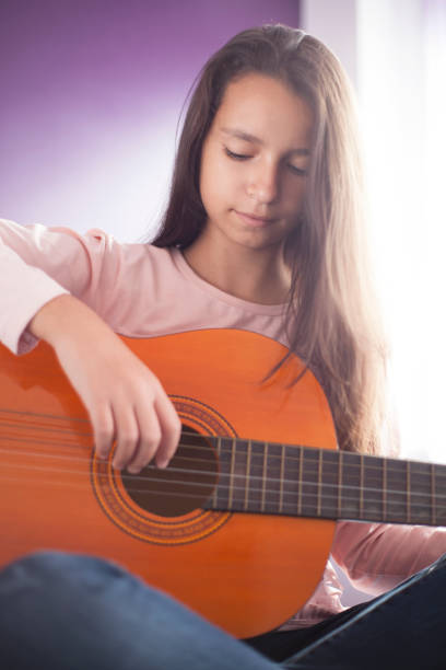 istock Girl with guitar 933183822