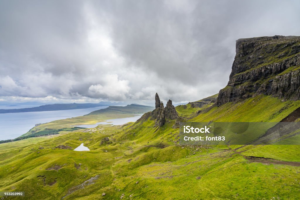 Phong Cảnh Nhiều Mây Trên Old Man Of Storr Trên Bán Đảo Trotternish Đảo  Skye Scotland Anh Hình ảnh Sẵn có - Tải xuống Hình ảnh Ngay bây giờ - iStock
