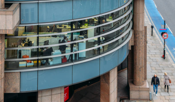 city of london fachkräfte an schreibtischen mit computern aus eine hohe sicht mit blick auf passanten am gehsteig - rat race englische redewendung stock-fotos und bilder