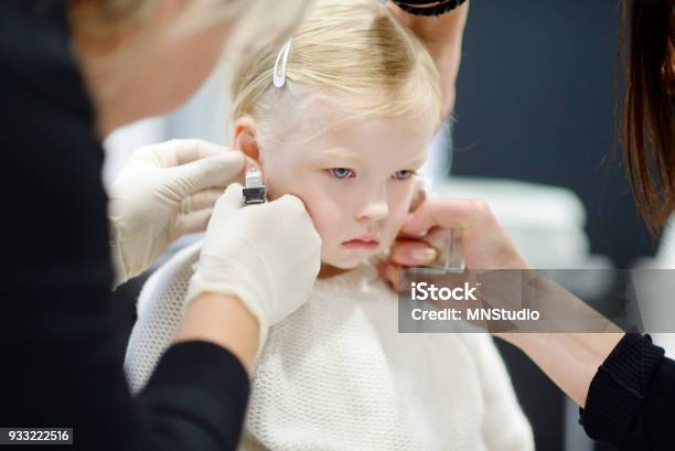 Photo libre de droit de Adorable Petite Fille Ayant Ses Oreilles Percées banque d'images et plus d'images libres de droit de Crever - Crever, Piercing, Boucle d'oreille