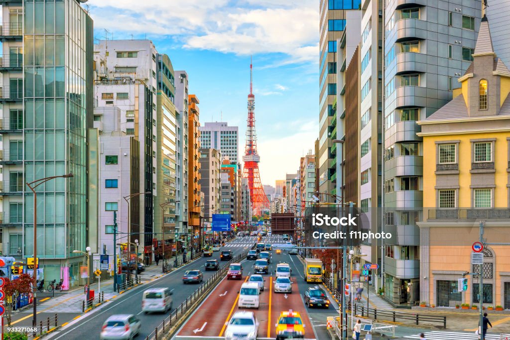 Vista calle de la ciudad de Tokio con la torre de Tokio - Foto de stock de Anochecer libre de derechos