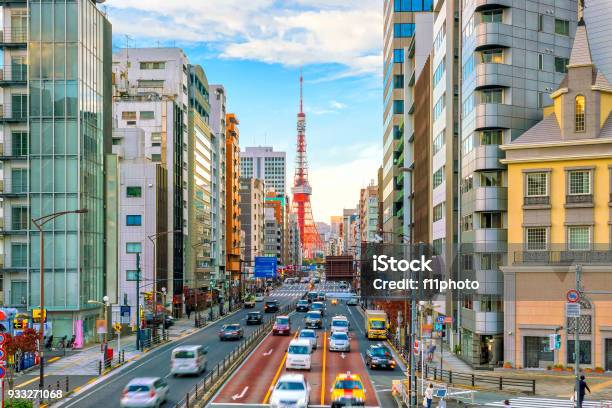 Vista Calle De La Ciudad De Tokio Con La Torre De Tokio Foto de stock y más banco de imágenes de Anochecer