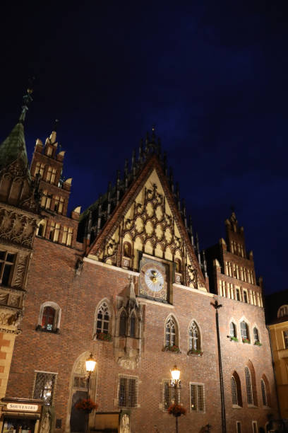 gothic wroclaw antiga câmara municipal, na praça do mercado - stockholm town square sergels torg city - fotografias e filmes do acervo