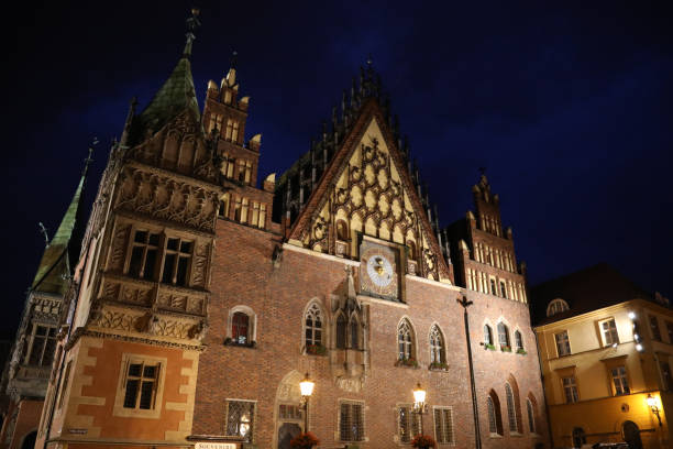 gothic wroclaw antiga câmara municipal, na praça do mercado - stockholm town square sergels torg city - fotografias e filmes do acervo