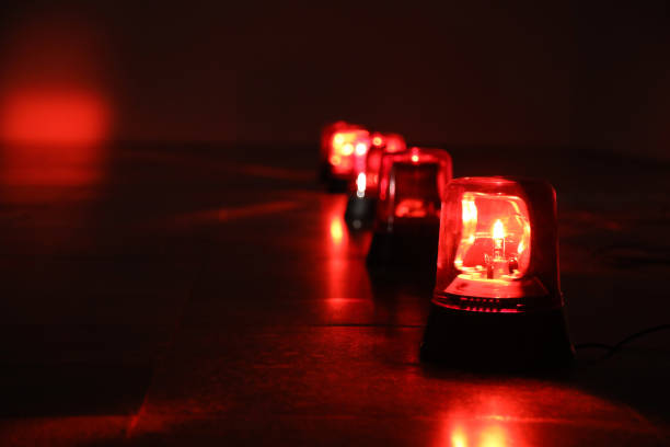 sfondo con luci di allarme lampeggianti rosse. - emergency vehicle lighting foto e immagini stock