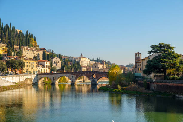 most ponte pietra na rzece adige - torre dei lamberti zdjęcia i obrazy z banku zdjęć