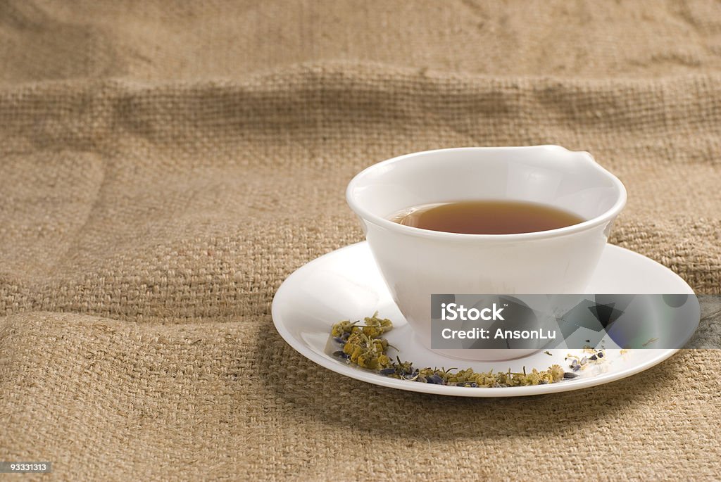 Rosso tè in tazza di ceramica con sfondo di tela grezza - Foto stock royalty-free di Alimentazione sana