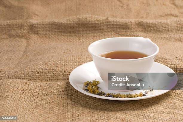 Rosso Tè In Tazza Di Ceramica Con Sfondo Di Tela Grezza - Fotografie stock e altre immagini di Alimentazione sana