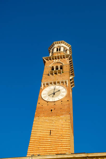 istock Lamberti Tower in Verona 933315108
