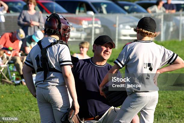 Coaching Kinderliga Stockfoto und mehr Bilder von Baseball - Baseball, Eltern, Trainer