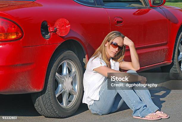 Foto de De Gás e mais fotos de stock de Adulto - Adulto, Carro, Carro Quebrado