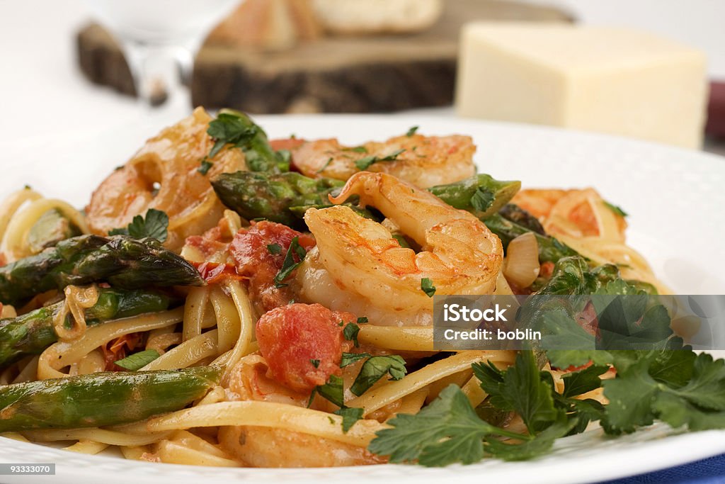 Massa linguine com camarão e legumes. - Foto de stock de Almoço royalty-free