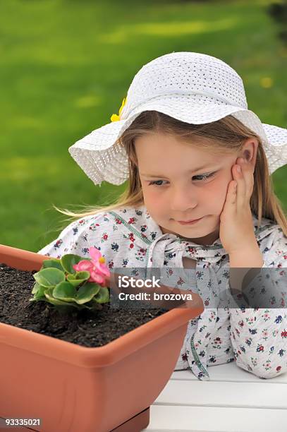 Bambinagiardinaggio - Fotografie stock e altre immagini di 4-5 anni - 4-5 anni, Accudire, Allegro