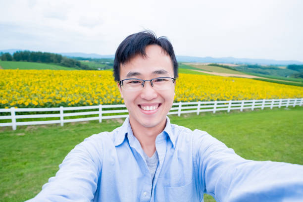 istock man selfie happily with sunflower 933365492