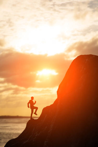 silueta de hombre de negocios - on top of business cliff businessman fotografías e imágenes de stock