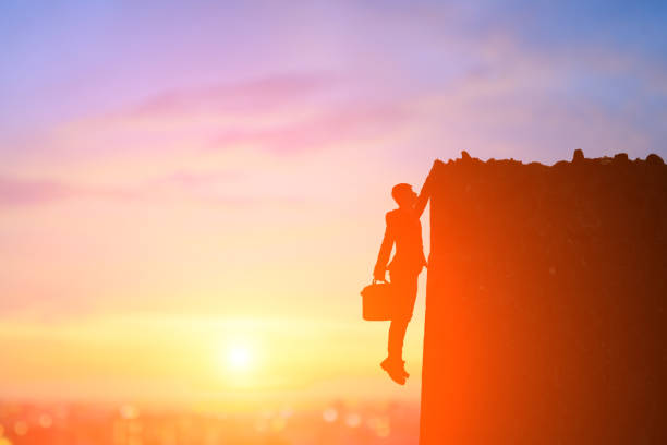 silhouette d’homme d’affaires - on top of business cliff businessman photos et images de collection