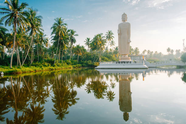 tsunami-statue bei sonnenaufgang - sri lanka stock-fotos und bilder