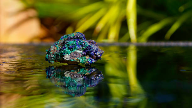 composition artistique géologie azurite et malachite minérale, réflexion sur l’eau - azurite photos et images de collection