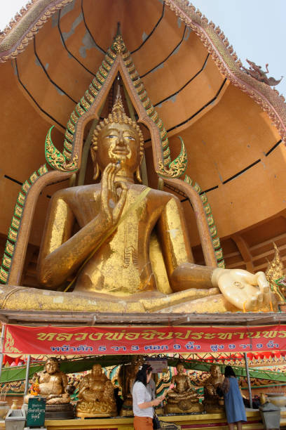 tempel der höhle des tigers (wat tham khao noi). golden buddha.tourists besuch des tempels - 16318 stock-fotos und bilder