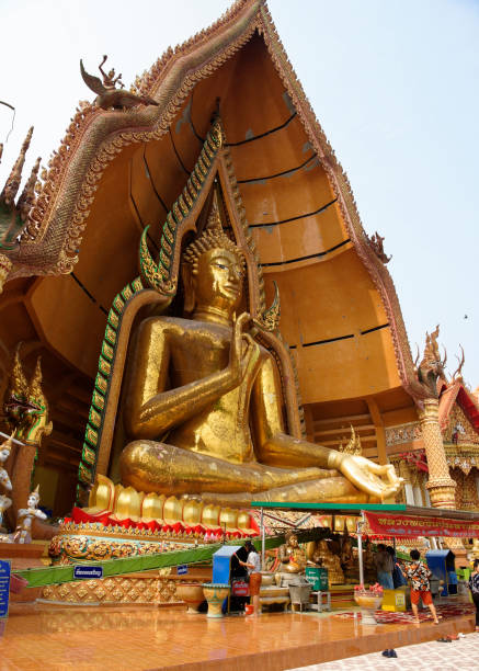 temple of the cave of the tiger (wat tham khao noi).golden buddha.tourists visiting the temple - 16318 imagens e fotografias de stock