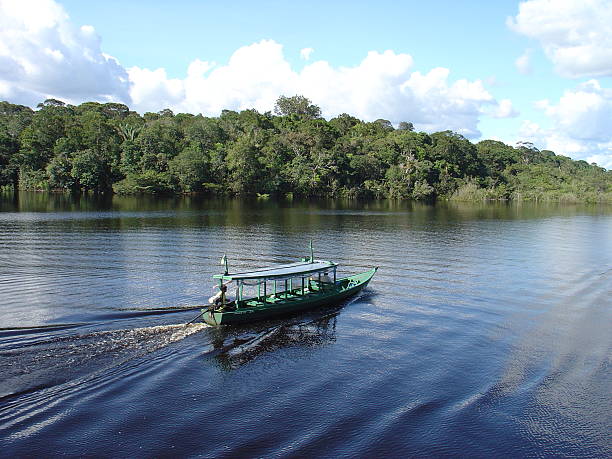 Cruzando o Rio Amazonas - foto de acervo