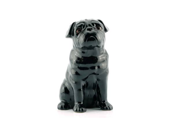 schwarzer hund statue auf einem isolierten weißen hintergrund. - ceramic figure stock-fotos und bilder