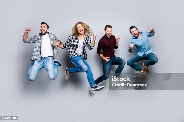 Foto de Pessoas De Liberdade Descuidada De Diversidade De Etnia Calma Figura De Pendurarse Brincalhão Engraçado Mostrando O Conceito De Símbolos Quatro Animados Alegres Ativos Despreocupados Homens Pulando Isolado No Fundo Cinza e mais fotos de stock de Trabalho de Equipe