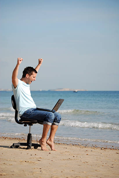 남자 응원함 at 랩탑형 - office chair cheering ecstatic success 뉴스 사진 이미지