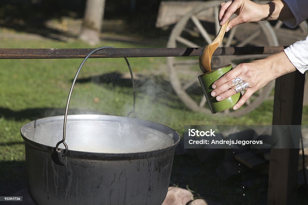 Femme deux mains pour vous une tasse de thé parfumé - Photo de Adulte libre de droits