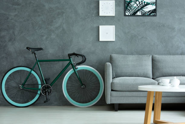 bicicleta negra en sala de estar - loft apartment living room sofa vehicle interior fotografías e imágenes de stock