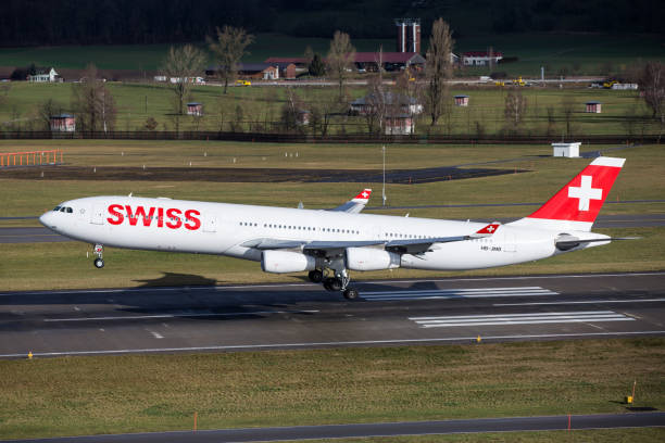 스위스 국제 항공에 어 버스 a340 - swiss culture airplane airport business 뉴스 사진 이미지