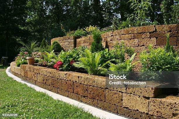 Gardenwall - zdjęcia stockowe i więcej obrazów Mur oporowy - Mur oporowy, Ogródek przydomowy, Kamień - Materiał budowlany