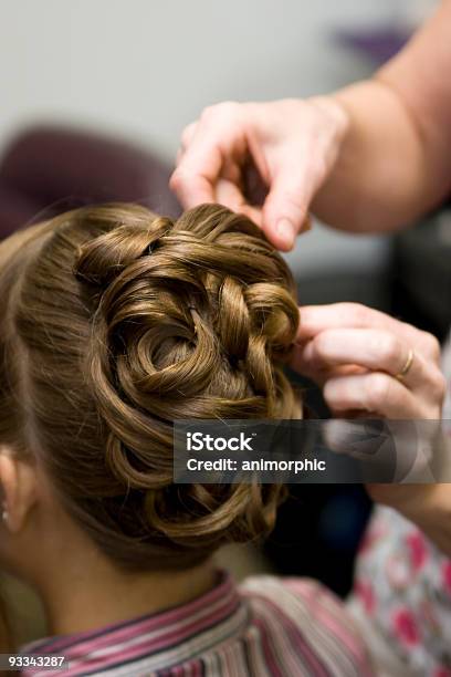 Brial Salón De Estilo De Pelo En Serie Foto de stock y más banco de imágenes de Baile de estudiantes de secundaria - Baile de estudiantes de secundaria, Rodete, Adulto