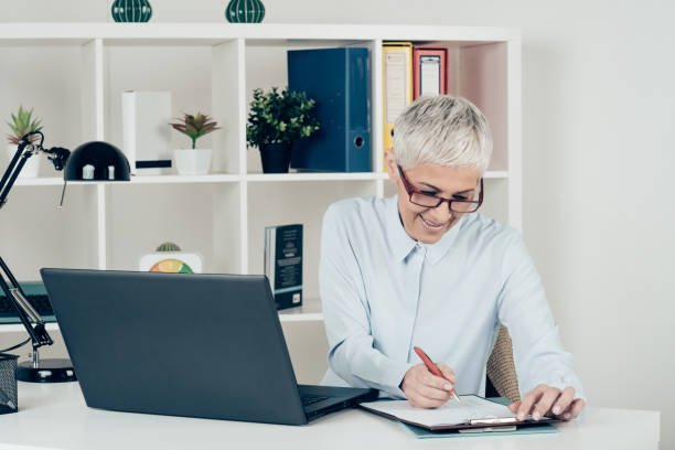 istock Content businesswoman makes her 'to do' list 933434080