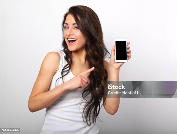 Foto de Feliz Bela Maquiagem Mulher Sorridente Segurando E Telefone Móvel Em Fundo Branco Com Espaço Vazio Cópia De Publicidade Closeup Retrato e mais fotos de stock de Telefone celular