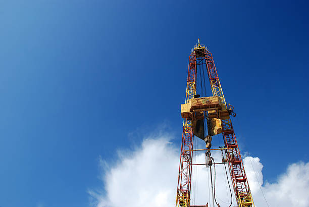 perforación de la nube - oil rig onshore drilling rig borehole fotografías e imágenes de stock