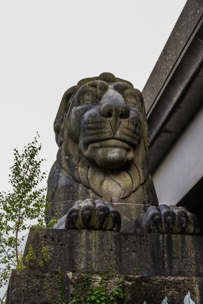 lion de pierre, une partie du pont britannia, au pays de galles. - brittania photos et images de collection