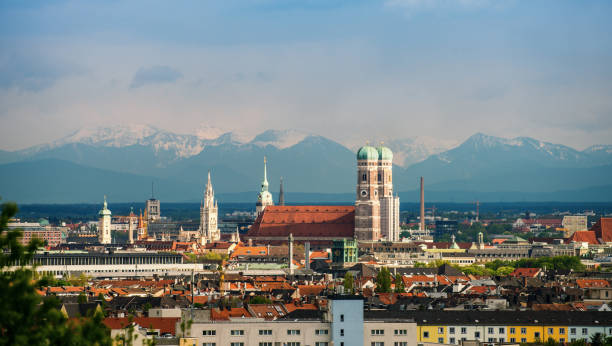 skyline von münchen mit frauenkirche - cathedral of our lady stock-fotos und bilder