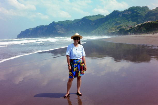 les années 90. à la plage de parangtritis. yogyakarta, indonésie. - 1991 photos et images de collection