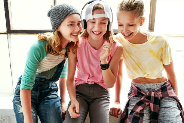 istock Listening to music together 933462284