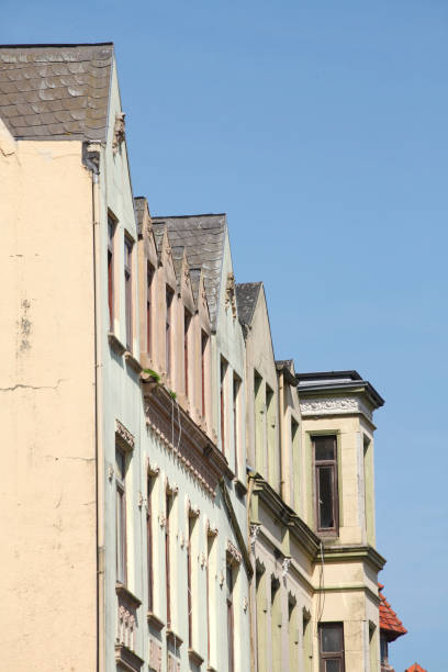 istock Old dilapidated apartment buildings in Bremerhaven-Lehe 933465614
