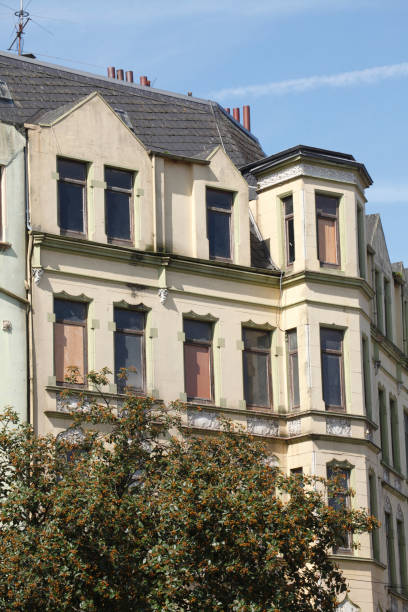 istock Old dilapidated apartment buildings in Bremerhaven-Lehe 933465868