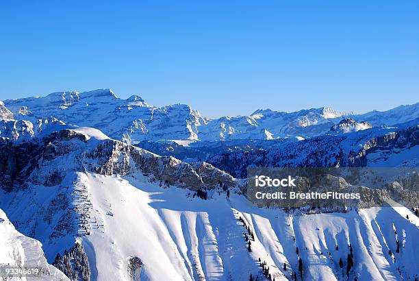 Montañas Coronadas De Nieve Foto de stock y más banco de imágenes de Aire libre - Aire libre, Alpes Europeos, Alpes suizos